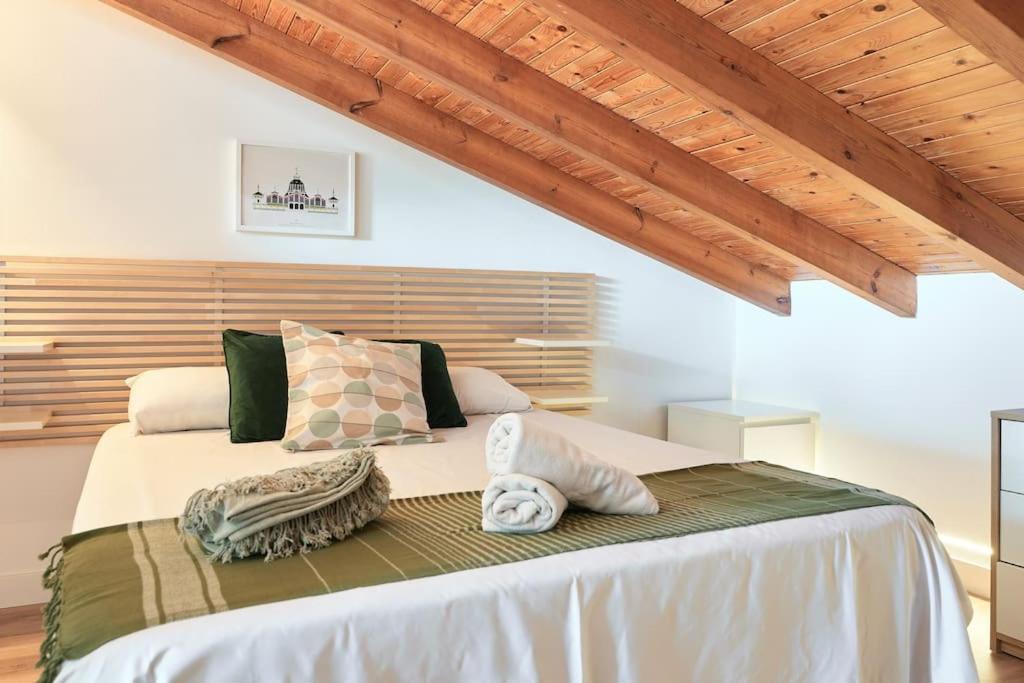 Sunny Cozy Penthouse With A Terrace At Plaza Del Carmen Lägenhet Valencia Exteriör bild