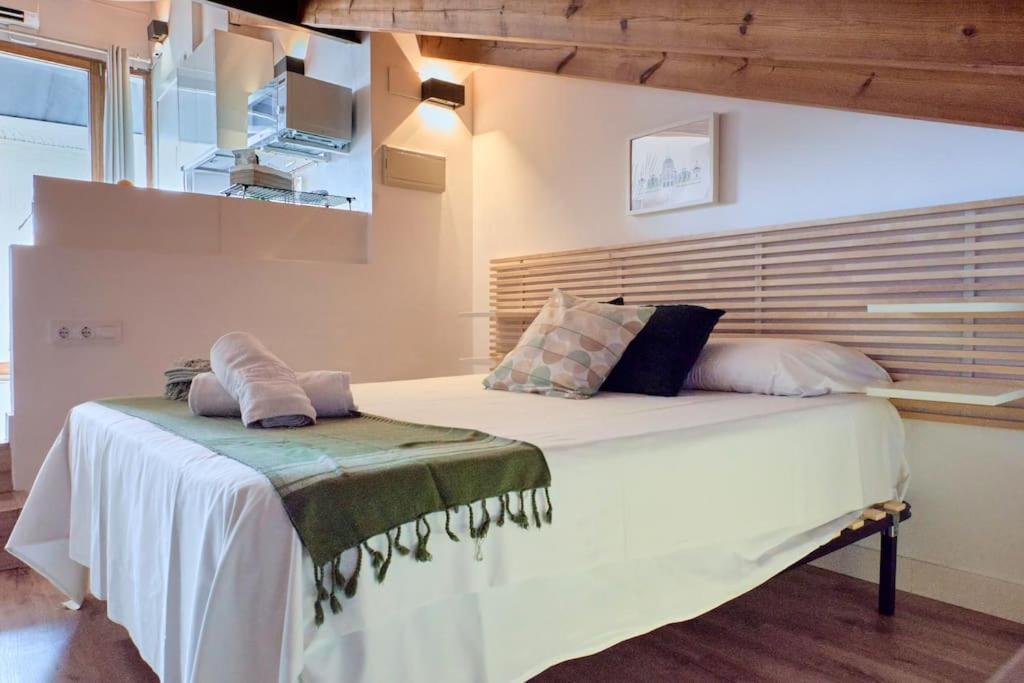 Sunny Cozy Penthouse With A Terrace At Plaza Del Carmen Lägenhet Valencia Exteriör bild