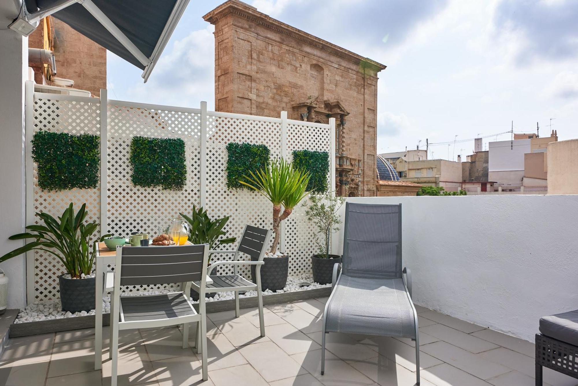 Sunny Cozy Penthouse With A Terrace At Plaza Del Carmen Lägenhet Valencia Exteriör bild